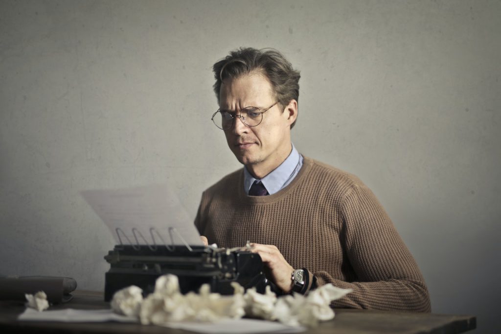 איש במכונת כתיבה