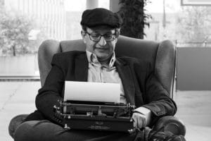 גיל סלוביק כותב במכונת כתיבה