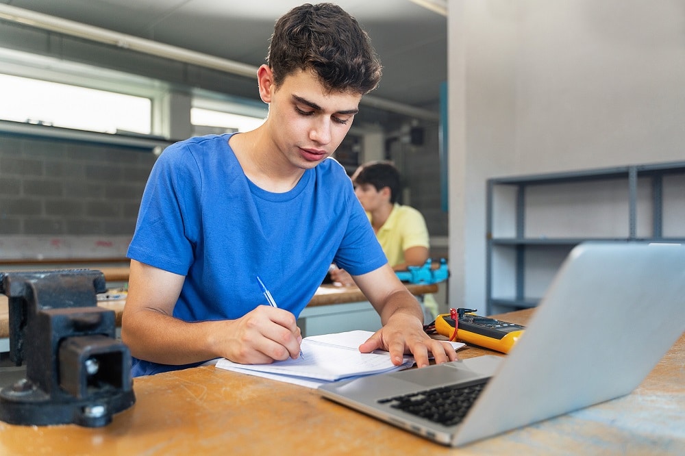 נער בכיתה עורך מחקר מול המחשב