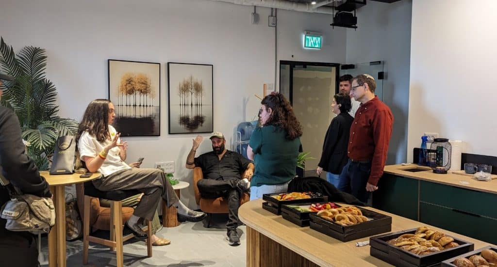 כיבוד, קפה וחיוכים – כי האווירה על הסט משפיעה על איכות השיחה.