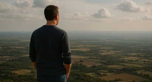 איש מסתכל על הנוף